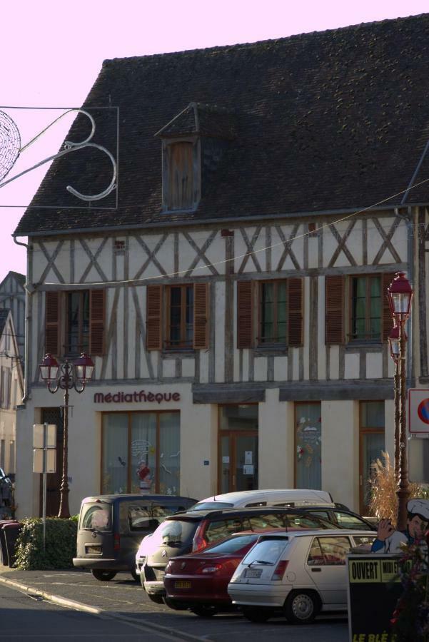 Gite "La Mesangerie" Vila Château-Renard Exterior foto